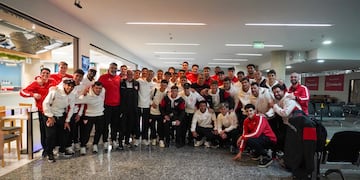 Los equipos de Instituto de fútbol y básquet, juntos antes de viajar. (Prensa IACC).