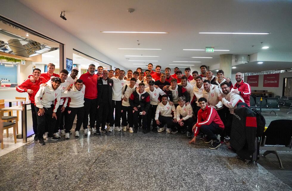 Doble de Instituto: se juntaron los planteles de fútbol y básquet en el aeropuerto