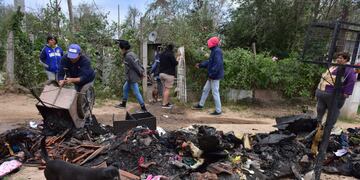 Destrución tras el incendio. (La Voz/José Gabriel Hernández)