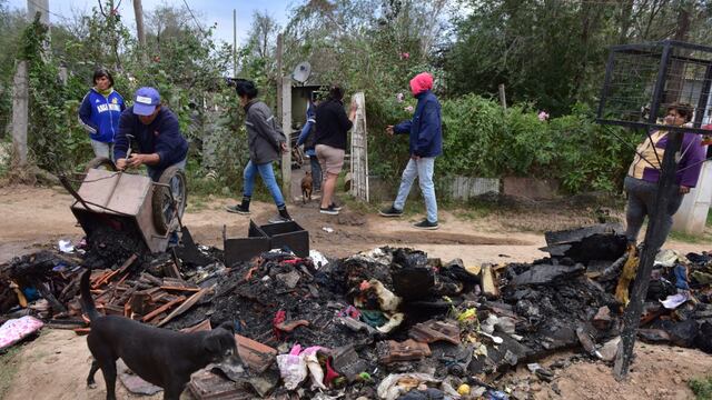 Destrución tras el incendio. (La Voz/José Gabriel Hernández)