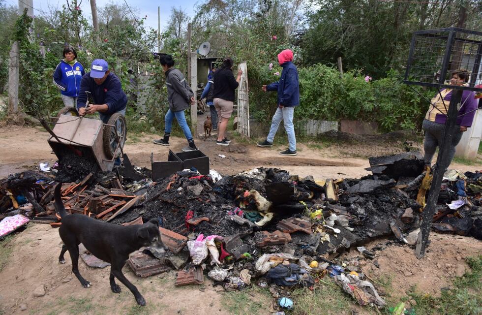 Se incendiaba una casa en Córdoba, un vecino intentó llamar a Bomberos pero un ladrón le arrebató el celular