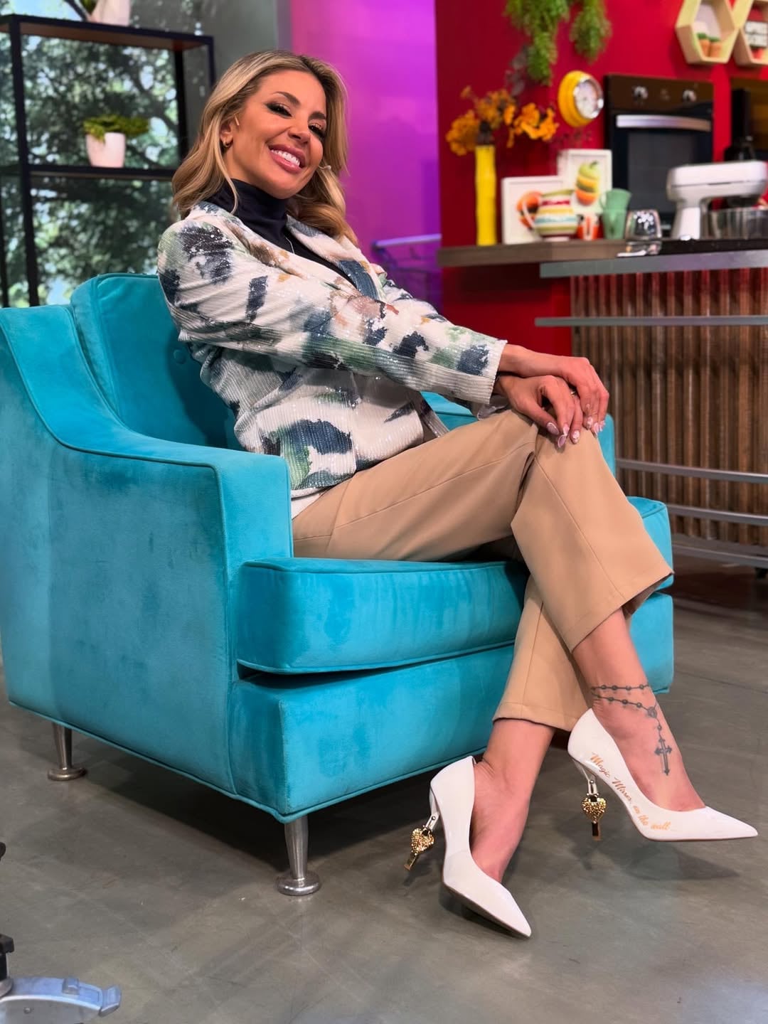 Virginia Gallardo dio cátedra de look de media estación con el blazer más buscado