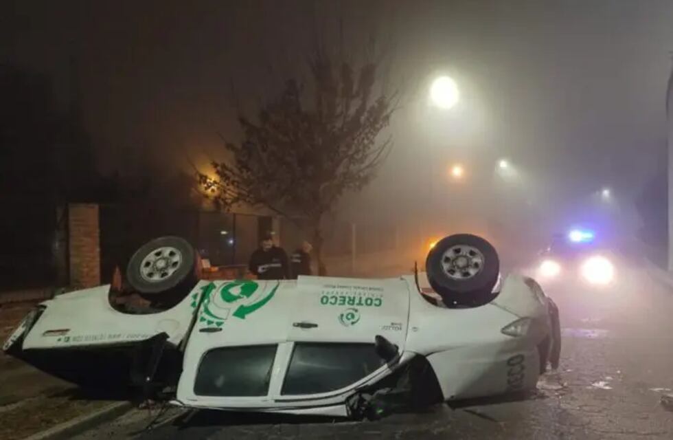 Carlos Paz: una camioneta se despitó y cayó 8 metros en el ingreso a la ciudad