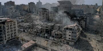Vista de edificios reducidos a escombros por los aviones israelíes en Ciudad Gaza, martes 10 de octubre de 2023.