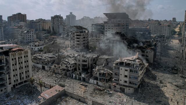 Vista de edificios reducidos a escombros por los aviones israelíes en Ciudad Gaza, martes 10 de octubre de 2023.