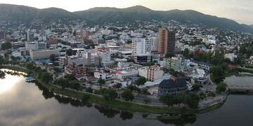 Buscando espacio. La ciudad de Carlos Paz, una de las de mayor crecimiento en Córdoba en los últimos 20 años, avanzó en su urbanización sobre las costas del lago y las laderas de los cerros que la rodean (Gentileza Condor FLY DRONES)