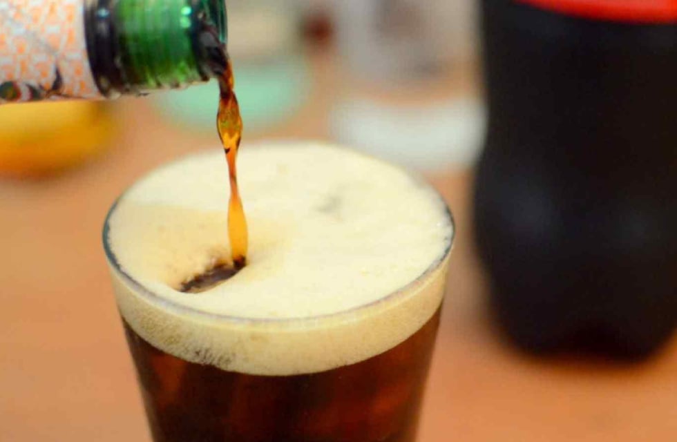 Córdoba insólita: un ladrón ingresó a robar en una vinoteca y lo encontraron borracho abrazado a un fernet