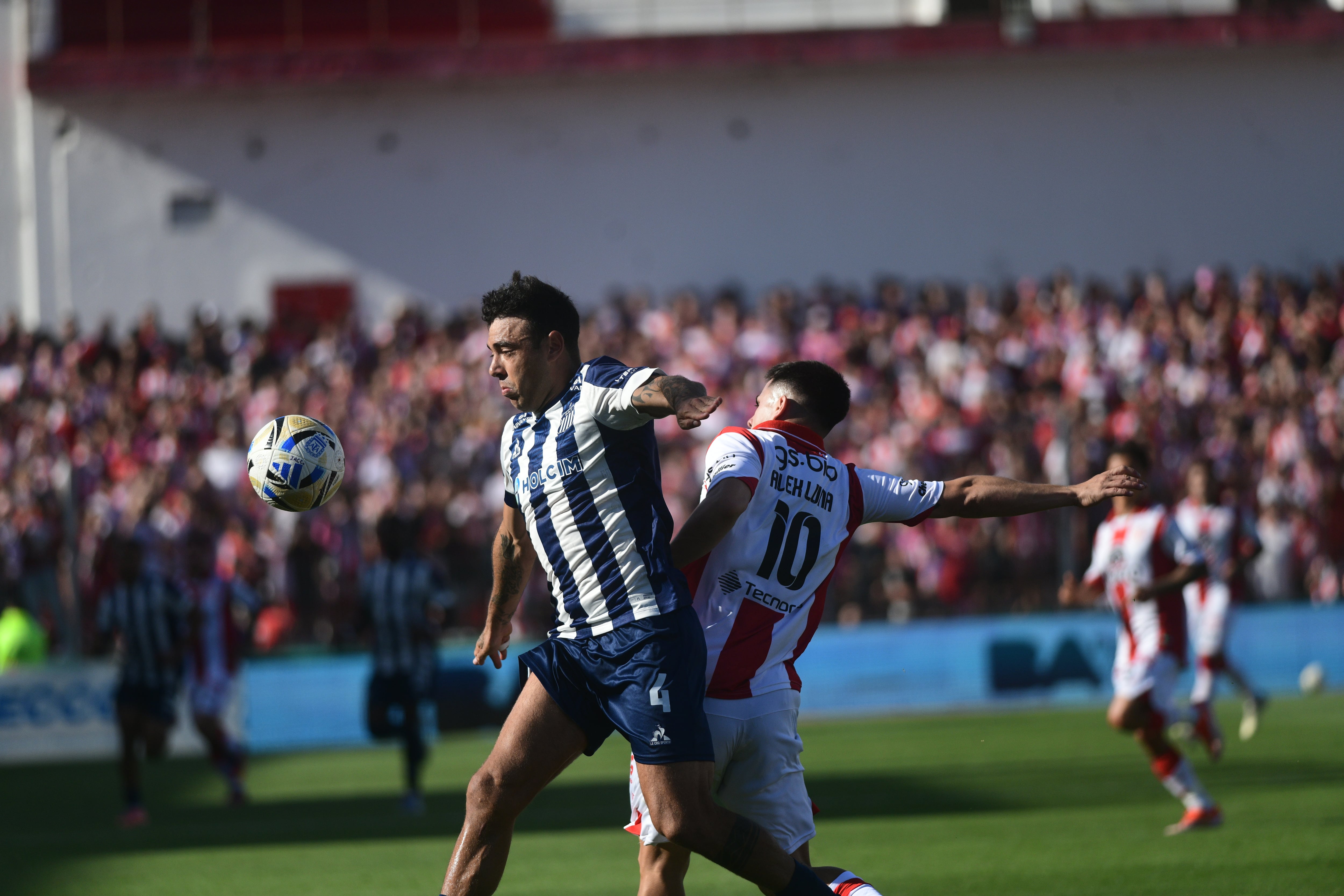 En la cancha de Instituto en Alta Córdoba Instituto y Talleres jugaron un partido intenso por la última fecha de la LPF. (Javier Ferreyra/ La Voz)