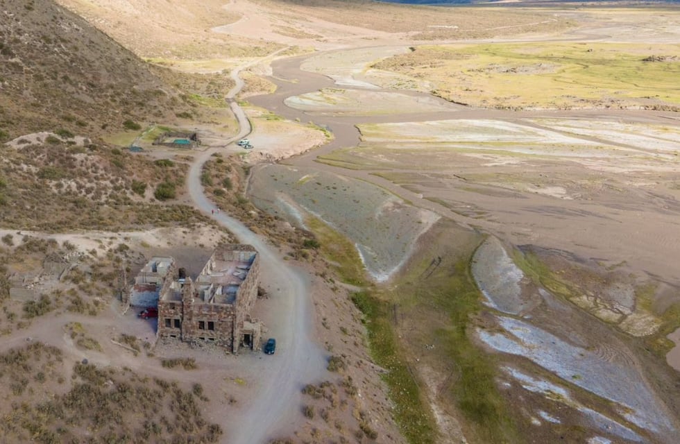 Descubrí el hotel abandonado de aguas termales escondido entre montañas del sur mendocino