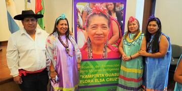 En el acto se rindió homenaje a Flora Elsa Cruz, mburuvicha con amplio reconocimiento local, nacional e internacional. En la oportunidad estuvieron presentes los hijos de la recordada lideresa guaraní, Noemí Condori, Nora Condori y José Condori.