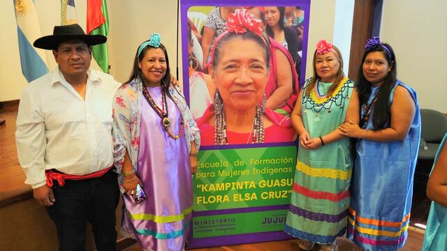 En el acto se rindió homenaje a Flora Elsa Cruz, mburuvicha con amplio reconocimiento local, nacional e internacional. En la oportunidad estuvieron presentes los hijos de la recordada lideresa guaraní, Noemí Condori, Nora Condori y José Condori.