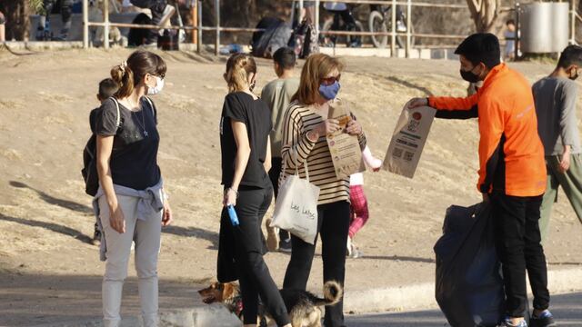 Villa Carlos Paz. Entregan kits sanitarios a turistas en vacaciones de invierno.
