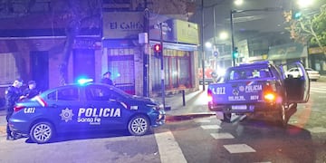 La policía inspeccionó la esquina de Mendoza y Valparaíso en busca de evidencia.