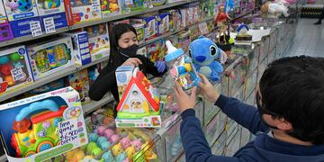 El repunte en el consumo por el Día de las Infancias podría hacer crecer la inflación aún más en agosto. (Orlando Pelichotti / Los Andes)