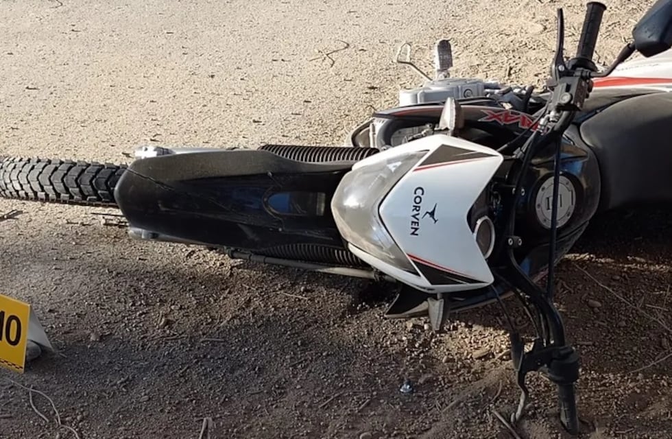 Motociclista se estrelló contra un montículo de tierra y murió en el acto