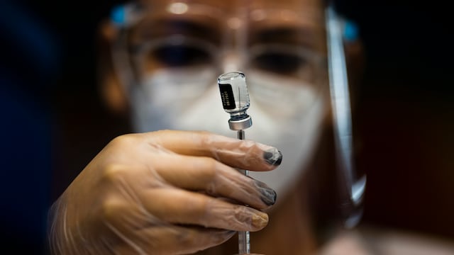 Un hombre que se vacunó 217 veces contra el covid no sufrió efectos secundarios, según estudio.