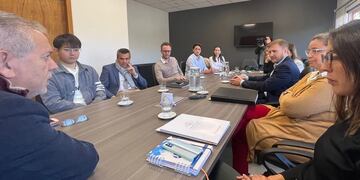 Momento de la reunión en la que se firmó el contrato de compraventa de tierras en el complejo industrial de la ciudad de Perico, entre la Provincia de Jujuy ya la compañía Tsingshan Mining de China.