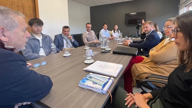 Momento de la reunión en la que se firmó el contrato de compraventa de tierras en el complejo industrial de la ciudad de Perico, entre la Provincia de Jujuy ya la compañía Tsingshan Mining de China.