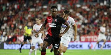 El equipo rosarino respetó mucho a su rival y planchó en el complemento.