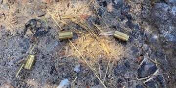 En Pirayu al 1200 bis secuestraron seis vainas servidas de proyectiles calibre 9 milímetros. (@lt8am830)