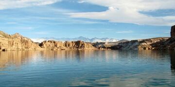 Se quisieron sacar una foto familiar, cayeron a un lago en Mendoza y un pequeño de 7 años murió