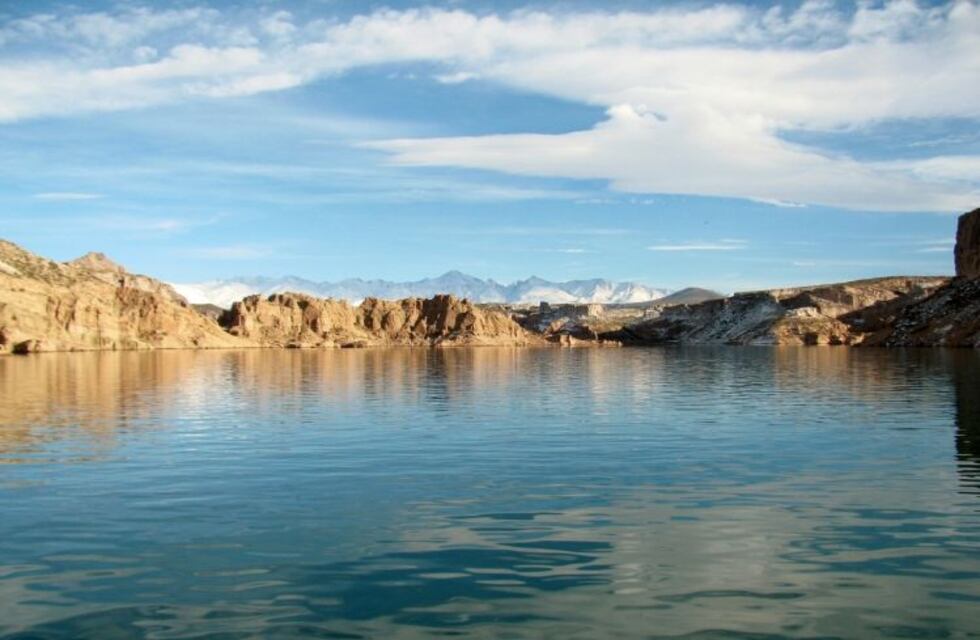 Se quisieron sacar una foto familiar, cayeron a un lago en Mendoza y un pequeño de 7 años murió