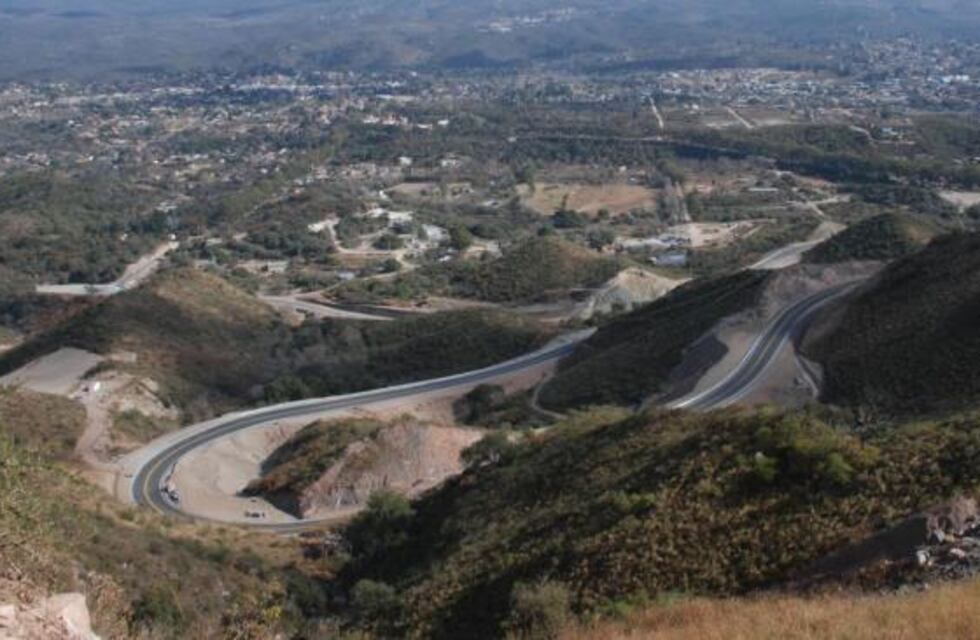 Punilla: un auto volcó el camino del cuadrado