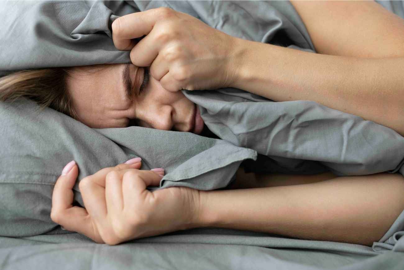 Los ciclos del sueño y la actividad cerebral nocturna explican por qué ocurren estos despertares, según expertos en neurociencia y psicología.