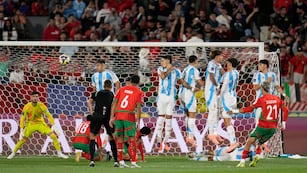 Santino Barbi, arquero de Argentina, se salvó de la explsión en la jugada previa a lo que fue el gol de tiro libre de Marruecos (AP).