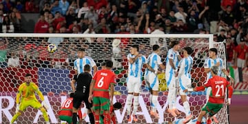 Santino Barbi, arquero de Argentina, se salvó de la explsión en la jugada previa a lo que fue el gol de tiro libre de Marruecos (AP).