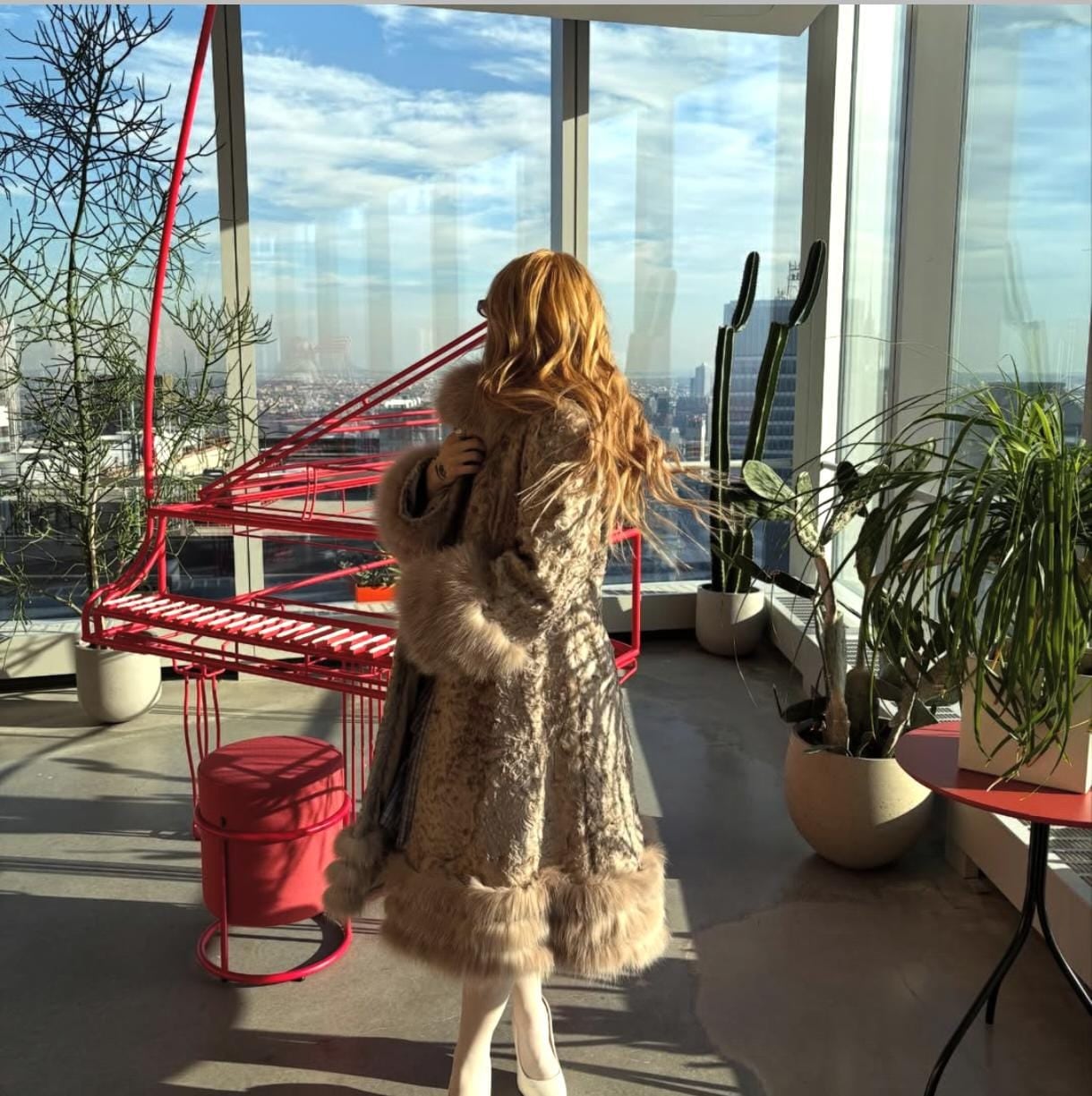 Desde Nueva York, Ángela Torres deslumbró con un tapado largo de peluche y se convirtió en la reina del estilo