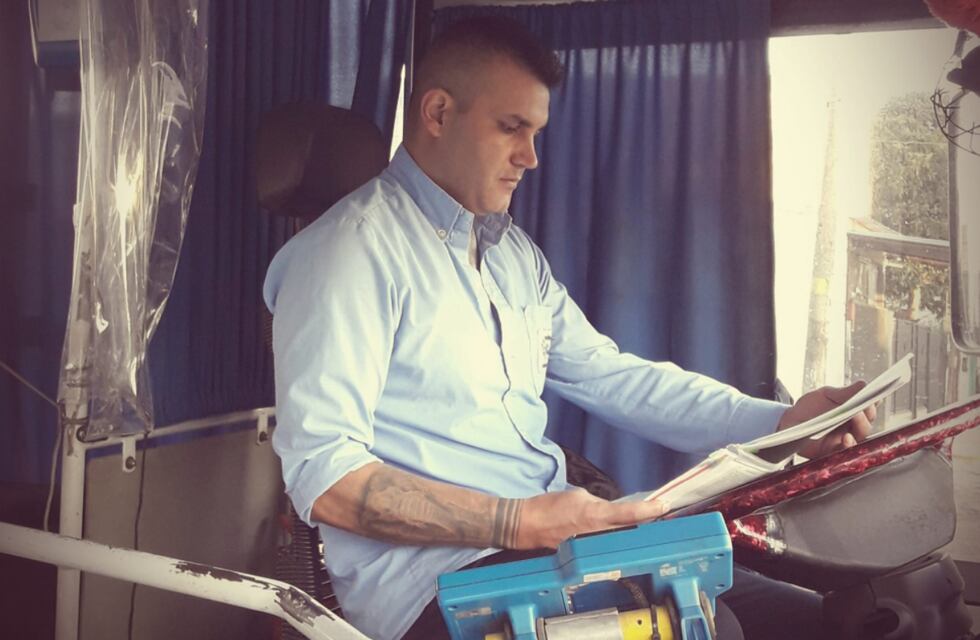 Es colectivero y durante 5 años durmió cuatro horas por día para lograr su sueño: ser profesor de Educación Física