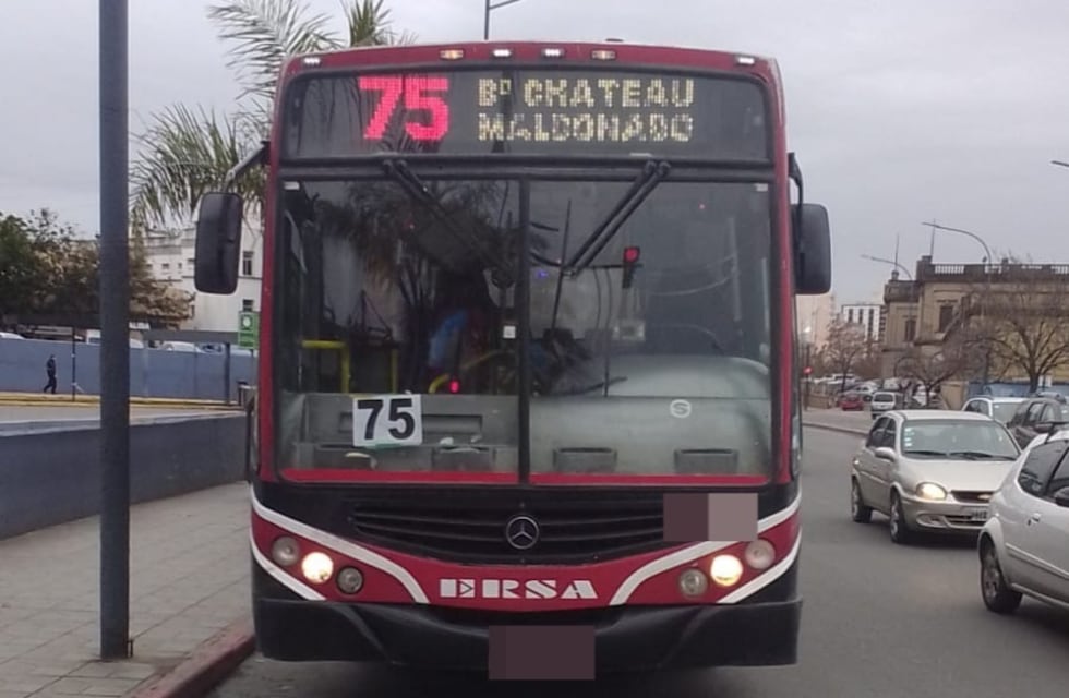 Violencia en Córdoba: golpeó con una botella de fernet en la cara a un chofer de colectivo