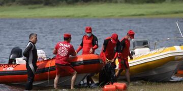 Un intenso operartivo para encontrar a la persona que se cayó al lago en Villa Rumipal. Iba en moto de agua con otro hombre (La Voz).