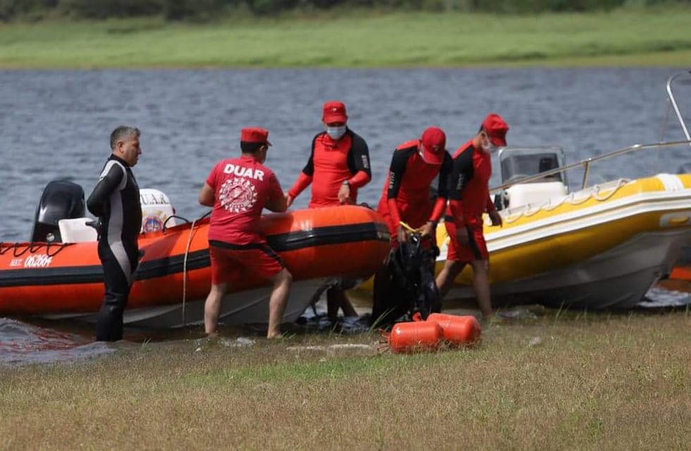 Dos hombres cayeron de una moto de agua en Villa Rumipal y uno está desaparecido