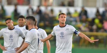 El capitán Juan Cruz Komar decidió permanecer en Rosario, a la espera de que se destrabe la situación con Talleres (Federico López Claro).