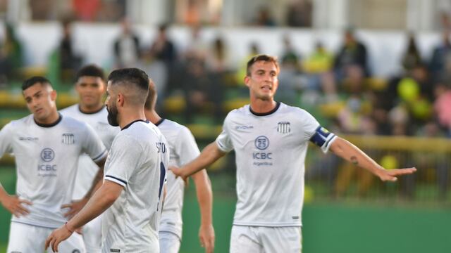 El capitán Juan Cruz Komar jugó mal y salió reemplazado (Federico López Claro).