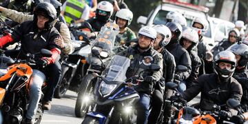 Jair Bolsonaro encabeza una caravana en moto