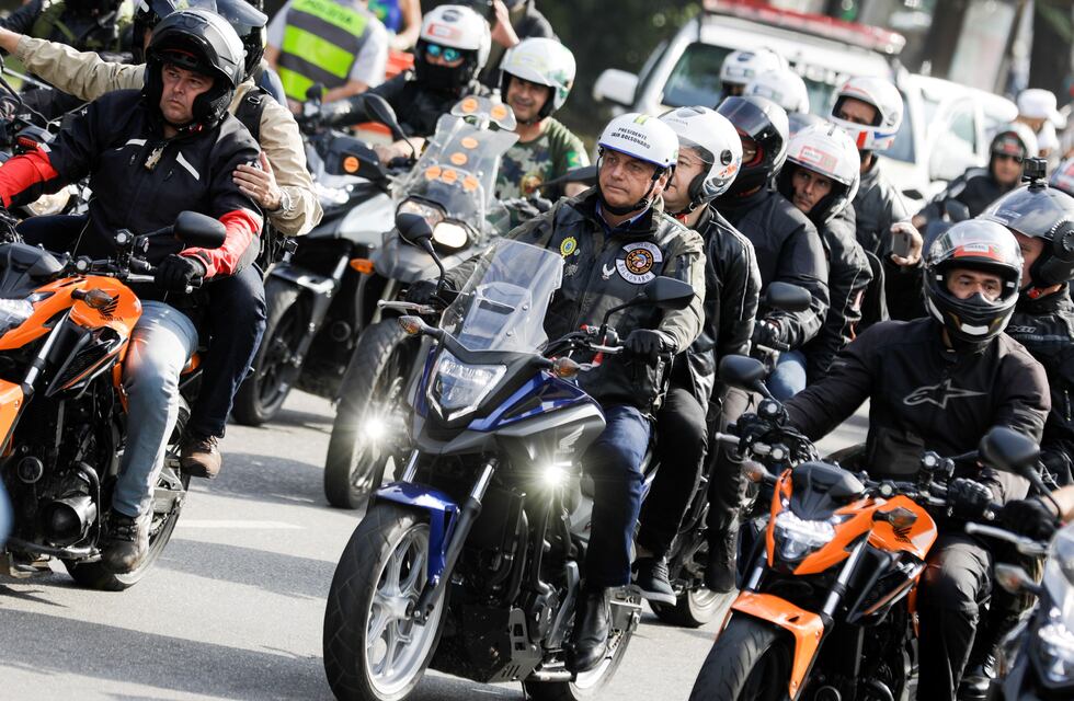 Bolsonaro encabezó una caravana en moto y lo multaron por no usar barbijo