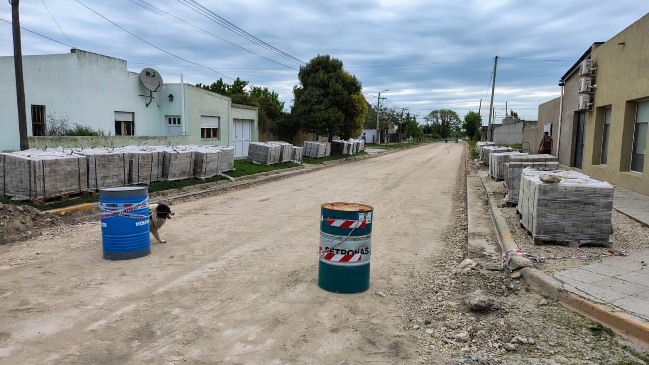 Gonzales Chaves: el Municipio inició la pavimentación de nueve calles con producción y mano de obra local