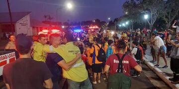 Entre abrazos y aplausos recibieron a los bomberos que estuvieron combatiendo incendios en Cerro Corá.