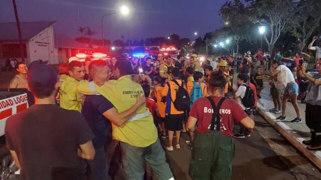 Entre abrazos y aplausos recibieron a los bomberos que estuvieron combatiendo incendios en Cerro Corá.