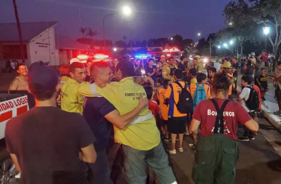 Entre abrazos y aplausos recibieron a los bomberos que estuvieron combatiendo incendios en Cerro Corá