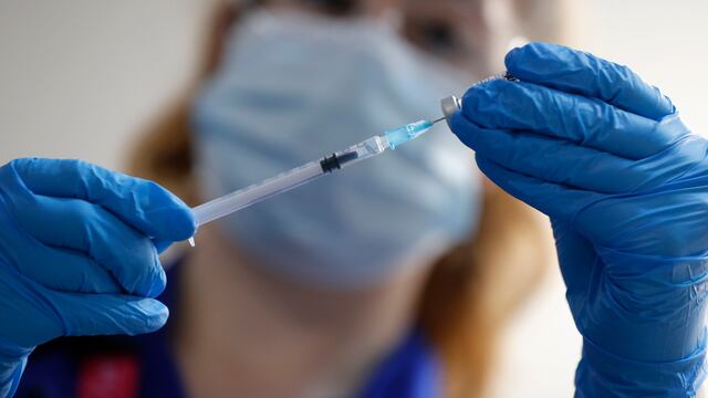 Según un informe médico, la frecuencia de reacciones alérgicas de la vacuna de Pfizer contra el coronavirus es más alta de lo previsto.