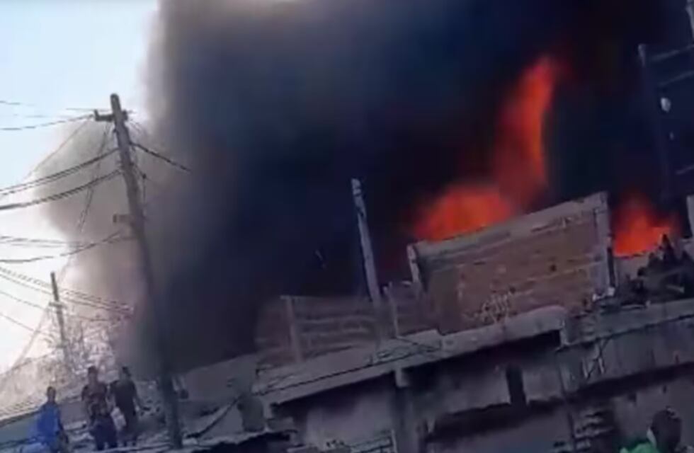Voraz incendio en Avellaneda: se prendió fuego un depósito de colectivos
