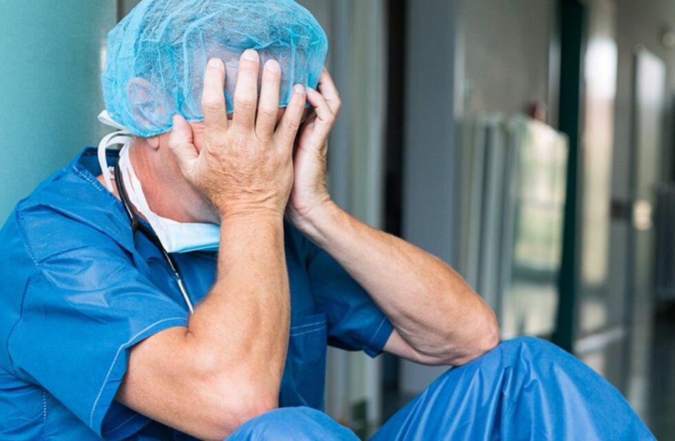 Agotados por 14 meses de trabajo sin pausa, enfermeros reciben ayuda psicológica