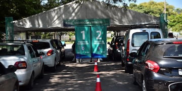 Comenzó a funcionar en Córdoba, un vacunatorio desde el auto (Pedro Castillo)