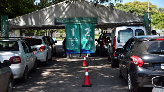 Comenzó a funcionar en Córdoba, un vacunatorio desde el auto (Pedro Castillo)