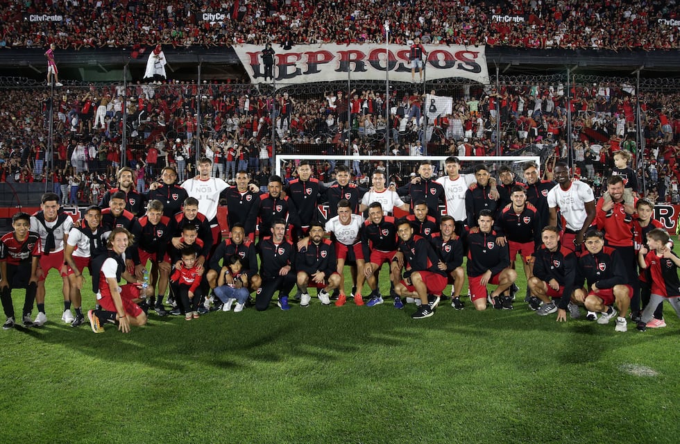 El clásico rosarino se siente en el aire: los videos del impresionante banderazo de Newell’s