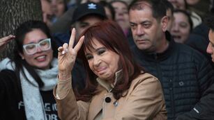 La expresidenta de Argentina, Cristina Fernández, saluda a sus partidarios al salir de su casa en Buenos Aires, Argentina, el martes 10 de junio de 2025. (AP Foto/Rodrigo Abd)